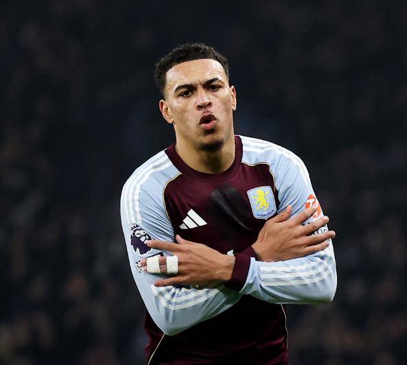 罗杰斯打爆约罗，维拉2-1曼联十连胜造百年神迹，阿莫林赛后绝杀